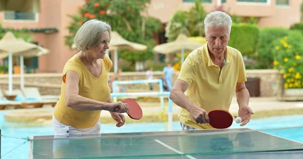 Persona en rehabilitación física jugando tenis de mesa