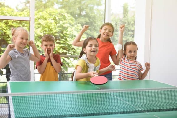 Persona jugando tenis de mesa con enfoque terapéutico